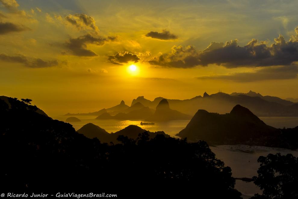 Imagem do por do sol visto do Parque da Cidade de Niteroi.